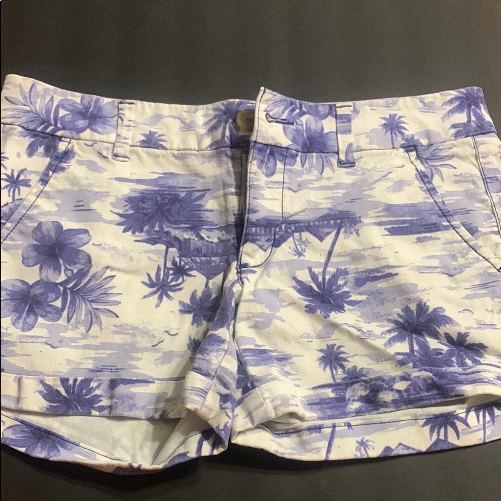 American Eagle Blue beach print shorts 
Size 6